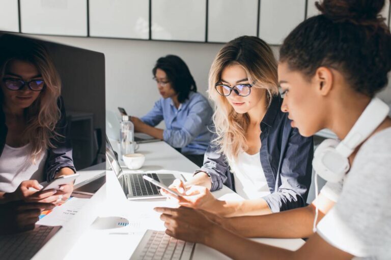 étudiants qui rédigent des textes