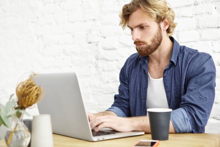 homme travaillant sur son pc